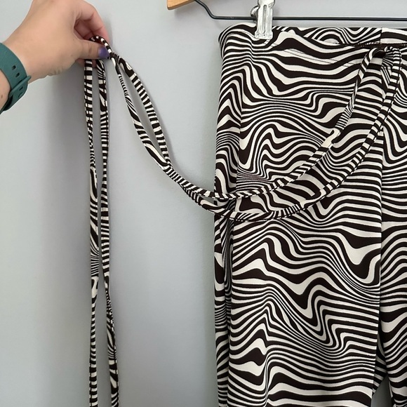 H&M Divided Brown and White Zebra Printed pants with waist tie string - Picture 5 of 6